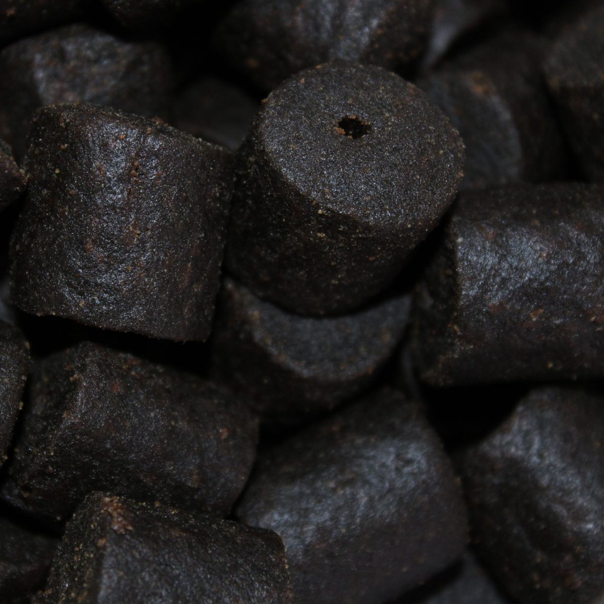 Coppens Pellet Black Halibut Perforado 20mm 20kg - Imagen 3